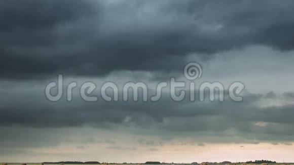 雨前的天空雨云在地平线上乡村景观田野草甸干草收获后时间流逝视频的预览图