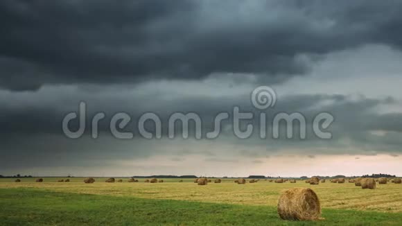 雨前的天空雨云在地平线上乡村景观田野草甸干草收获后时间流逝视频的预览图