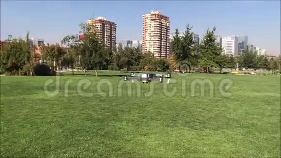 无人机在公园起飞视频的预览图