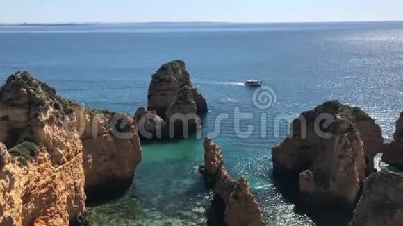 葡萄牙阿尔加维地区PontadaPiedade的绿松石海水上的船视频的预览图