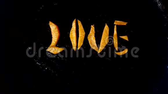 用爱这个词的形式在煎锅里煎胡萝卜视频的预览图