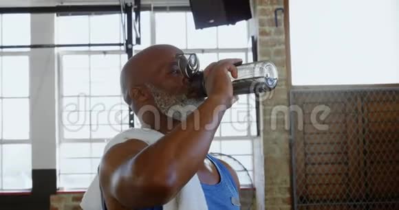健身室4k的老人饮用水视频的预览图