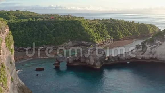 鸟瞰印尼巴厘岛阿图海滩努沙佩尼达岛绿色热带海岸清澈湛蓝的海浪视频的预览图