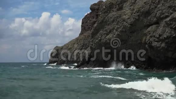 波浪在低潮时撞击岩石黑海视频的预览图