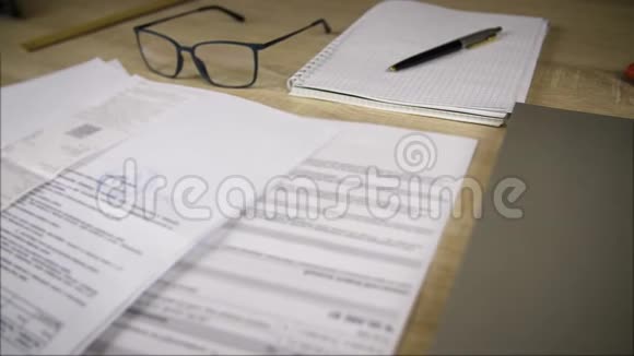 商务文件笔记本圆珠笔和桌上眼镜视频的预览图