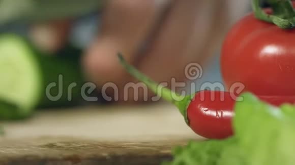 厨师在切菜板上用厨师刀专业切黄瓜视频的预览图