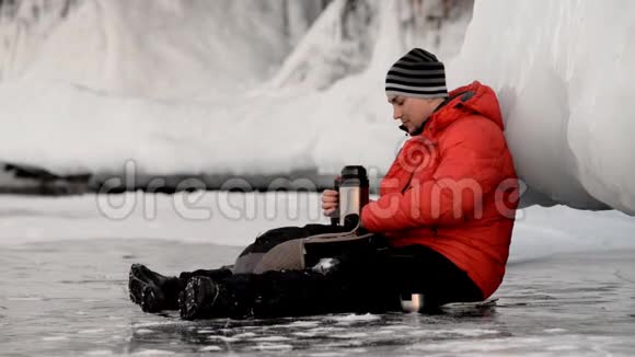 那家伙在冰上喝茶视频的预览图