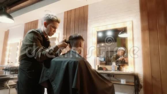 男士美容师理发店一个年轻人在理发店理发视频的预览图