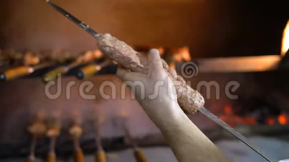 烧烤串串式特写手煮串视频的预览图