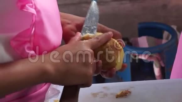 一年一度的烹饪比赛中小学女生剥土豆皮视频的预览图