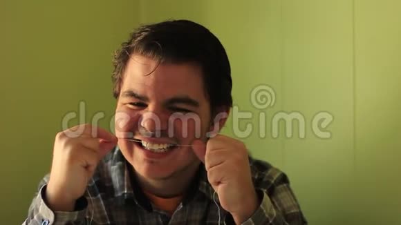 牙科卫生人和美容的概念男人用牙线清洁牙齿和镜子在家里的浴室视频的预览图