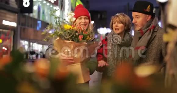 朋友在圣诞节市场购物视频的预览图