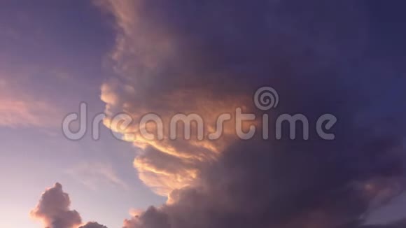 日落和云彩在暴风雨来临前移动视频的预览图