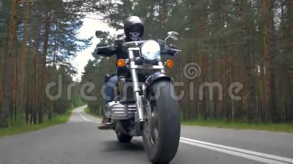 自行车在空路上慢慢地骑着摩托车视频的预览图