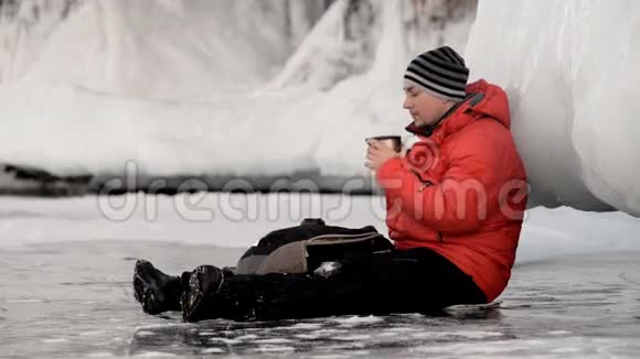 那家伙在冰上喝茶视频的预览图