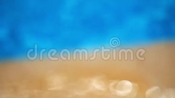 特写镜头模糊焦点两种元素阳光下的水和沙子反射视频的预览图