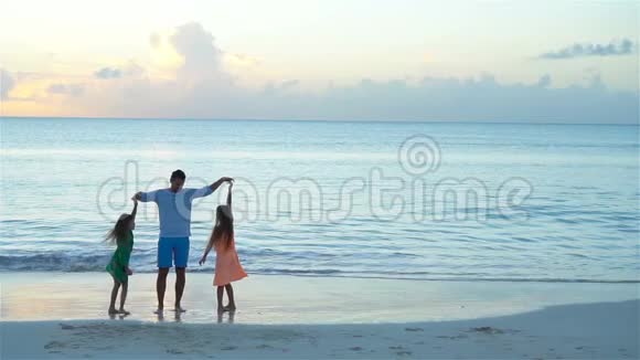 一家人在日落时在海滩上玩得很开心流动人口视频的预览图