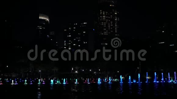 三合一视频在彩色喷泉欣赏夜景视频的预览图
