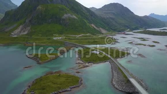 挪威洛佛顿群岛风景道的鸟瞰图视频的预览图