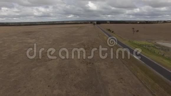 通过澳大利亚农田的高速公路视频的预览图