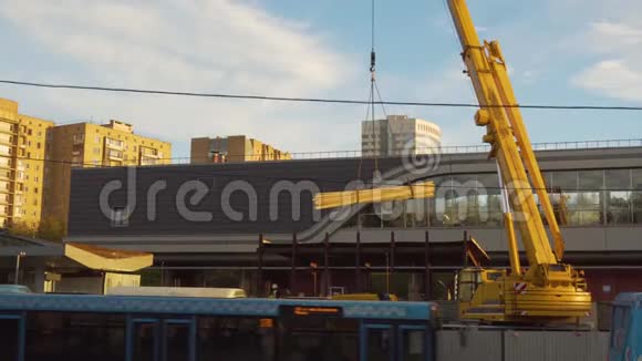 莫斯科地铁施工现场起重机在工作火车在通过翻修视频的预览图