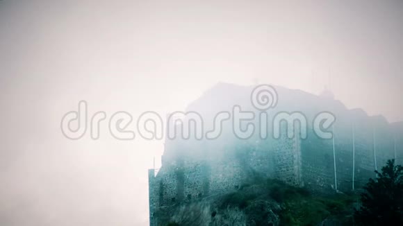 可怕的中世纪建筑石墙隐藏在雾中神秘气氛视频的预览图