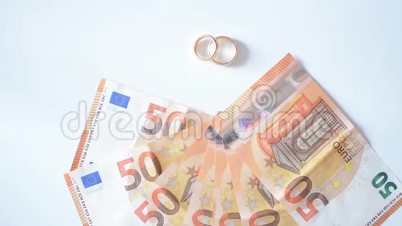 婚礼戒指和钞票集中视频的预览图