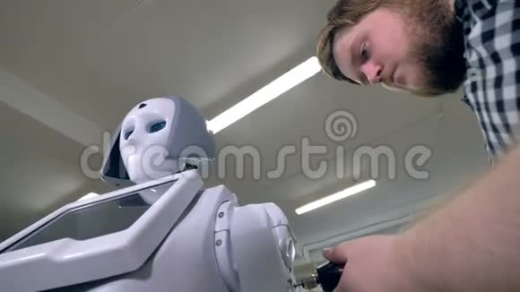 一位工程师把白色外壳贴在机器人手臂上视频的预览图