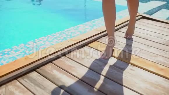 无法辨认的夏天美丽的年轻女人豪华旅行快乐的女人放松在泳池边散步特写视频的预览图