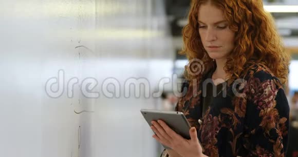 女商人在阅读数据时使用数字平板电脑视频的预览图