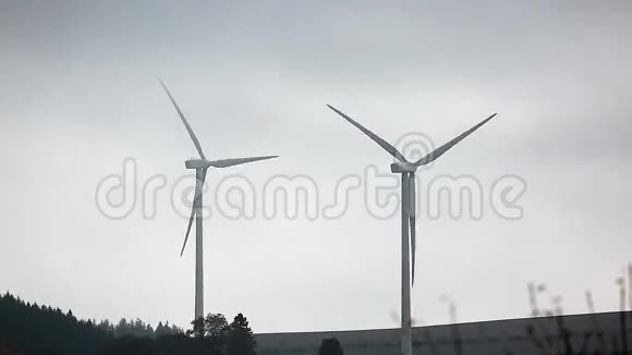 雾中的两个风力涡轮机视频的预览图