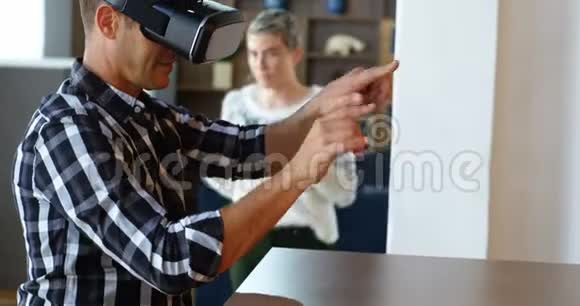 男性高管使用虚拟现实耳机与同事4k交谈视频的预览图