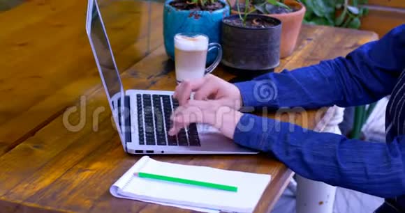 女主人在笔记本电脑工作时喝冷咖啡视频的预览图