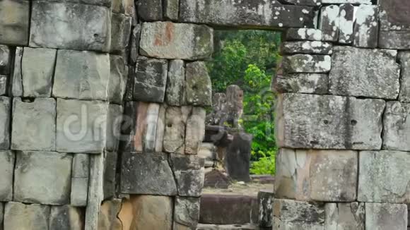 岩石墙和由岩石组成的狮子雕像视频的预览图