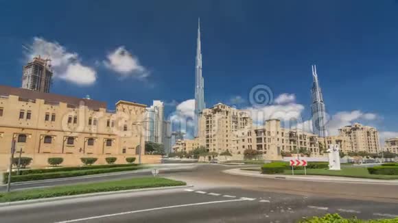 令人惊叹的迪拜天际线延时超移市中心的住宅和商业摩天大楼视频的预览图