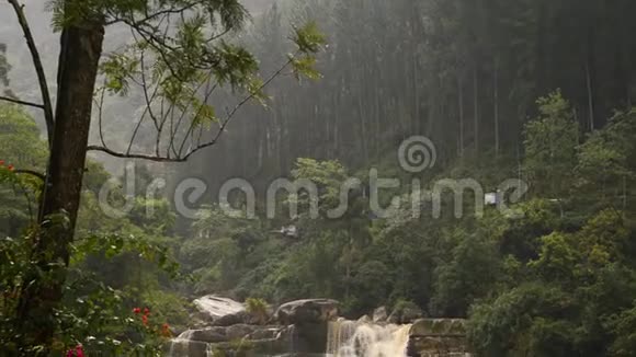 斯里兰卡美丽的兰博达瀑布视频的预览图