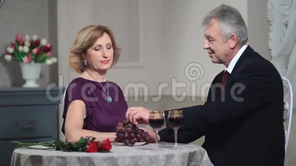 成熟的女人在餐馆用葡萄喂男人视频的预览图