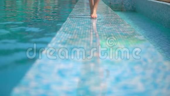 夏天美丽的年轻女子比基尼女孩走在游泳池旁特写她的腿在热带放松这就是视频的预览图