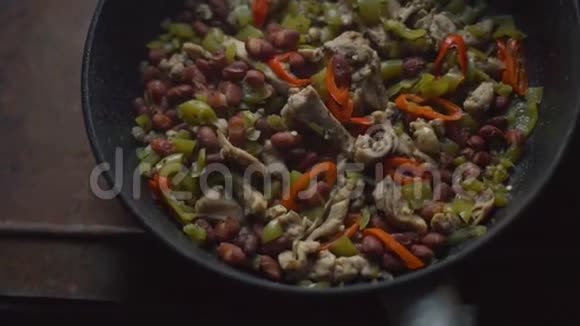 煎锅与准备好的法吉塔顶视图墨西哥菜视频视频的预览图