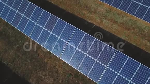 太阳能电池板阳光照耀无人驾驶飞机中弹视频的预览图