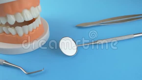 蓝色背景上的牙科仪器视频的预览图