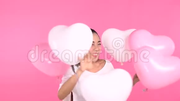 穿着白色裙子带气球的女人视频的预览图