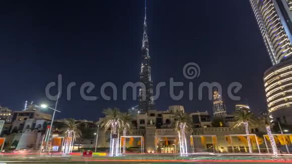 在豪华迪拜城迪拜市中心阿拉伯联合组织中可以看到现代化的摩天大楼和繁忙的晚上的道路时间推移视频的预览图
