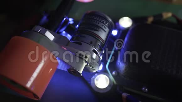 长板电动马达轮齿轮装配碳板极限技术LED视频的预览图