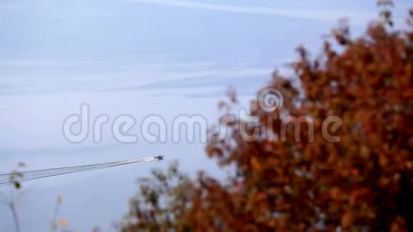 从山上俯瞰一条宽阔的河流有蓝色的水和一艘汽船德尼斯特乌克兰视频的预览图