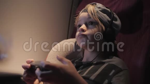 可爱的孩子玩游戏看飞机旅行的电影视频的预览图