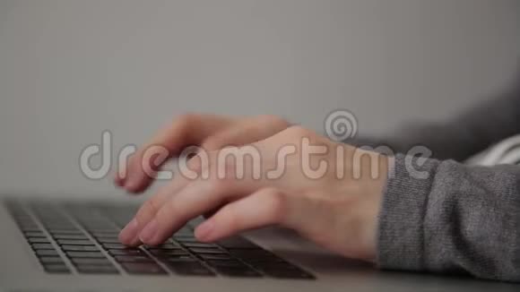 手在电脑上打字灰色背景特写视频的预览图