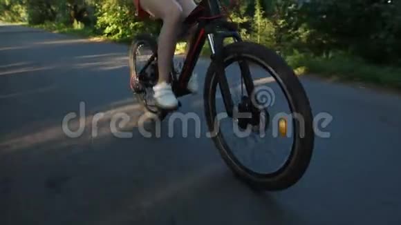 在户外骑自行车的特写少女视频的预览图