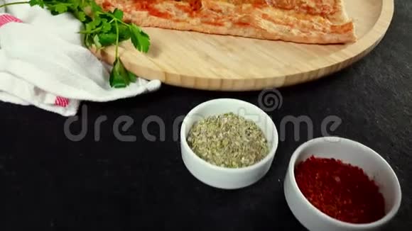 带有奶酪的美味绉纱配开胃菜和木制木板上的茶视频的预览图