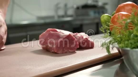 用刀把肉切好专业厨师切鲜肉特写视频的预览图